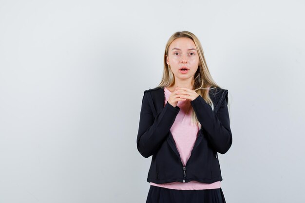 Jeune femme blonde charmante isolée