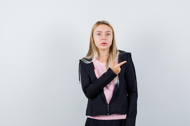 Jeune femme blonde charmante isolée