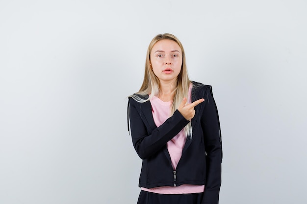 Jeune femme blonde charmante isolée