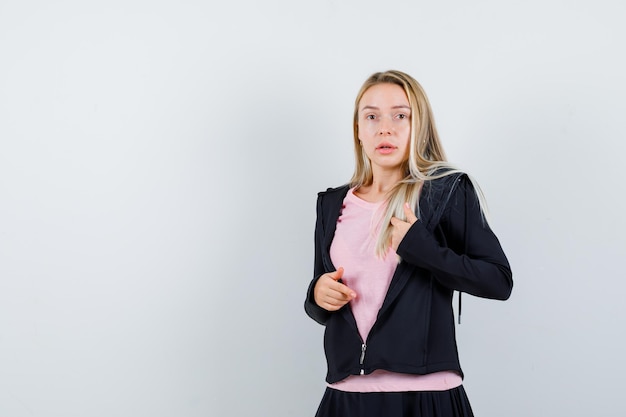 Jeune femme blonde charmante isolée