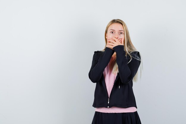 Jeune femme blonde charmante isolée