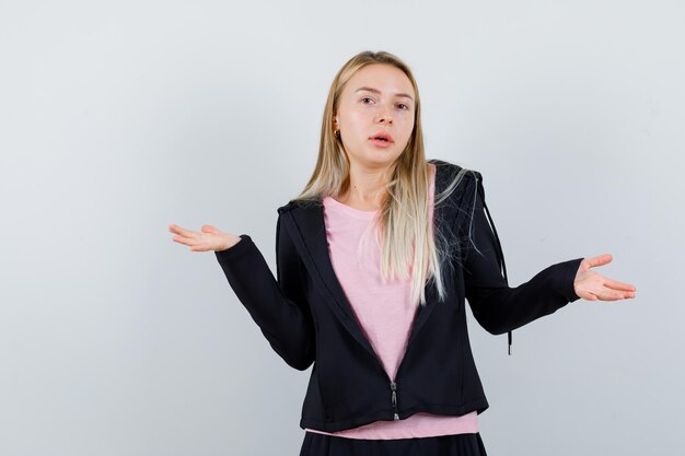 Jeune femme blonde charmante isolée