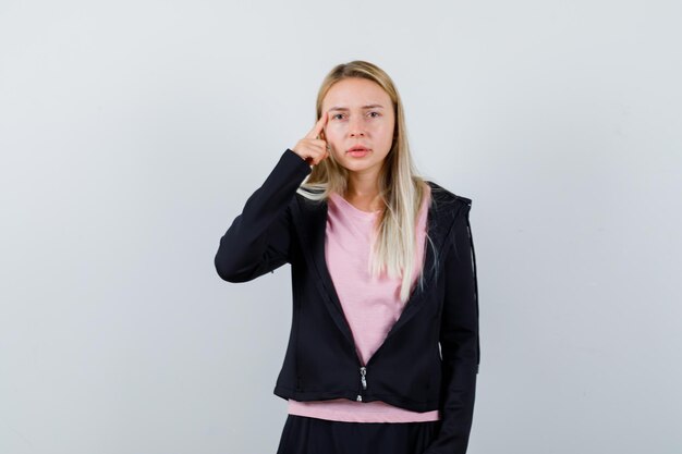 Jeune femme blonde charmante isolée