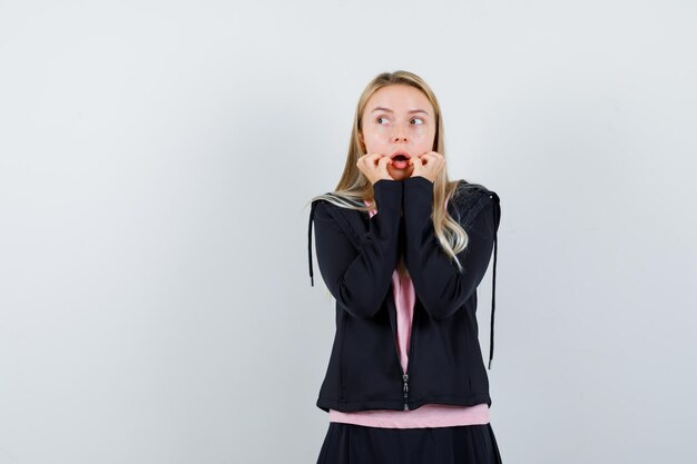 Jeune femme blonde charmante isolée