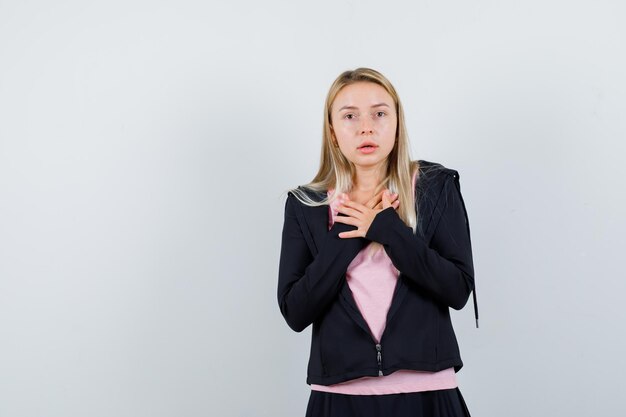 Jeune femme blonde charmante isolée