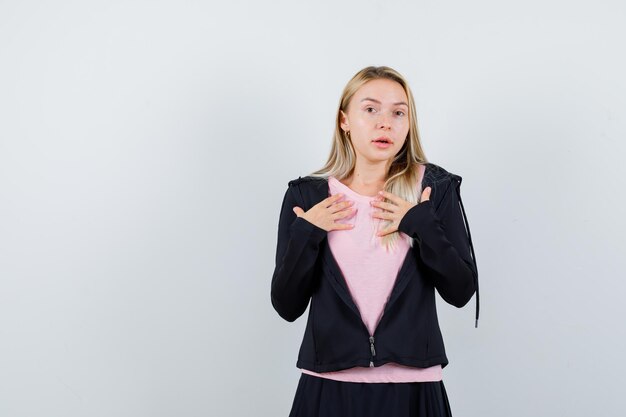 Jeune femme blonde charmante isolée