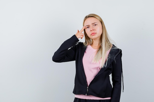 Jeune femme blonde charmante isolée