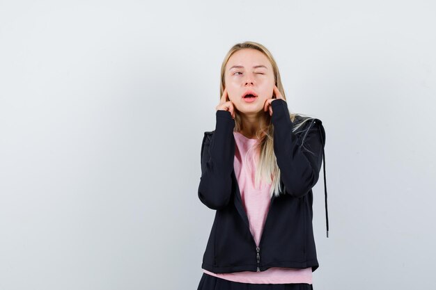 Jeune femme blonde charmante isolée