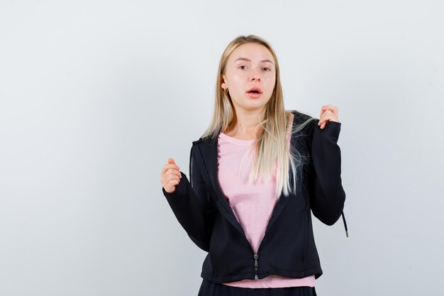 Jeune femme blonde charmante isolée