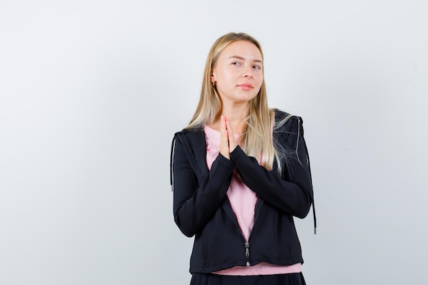 Jeune femme blonde charmante isolée