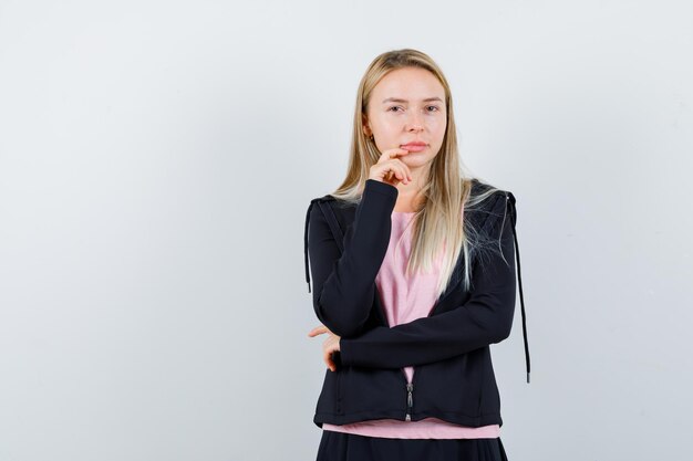 Jeune femme blonde charmante isolée