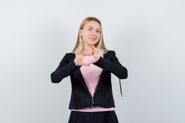 Jeune femme blonde charmante isolée