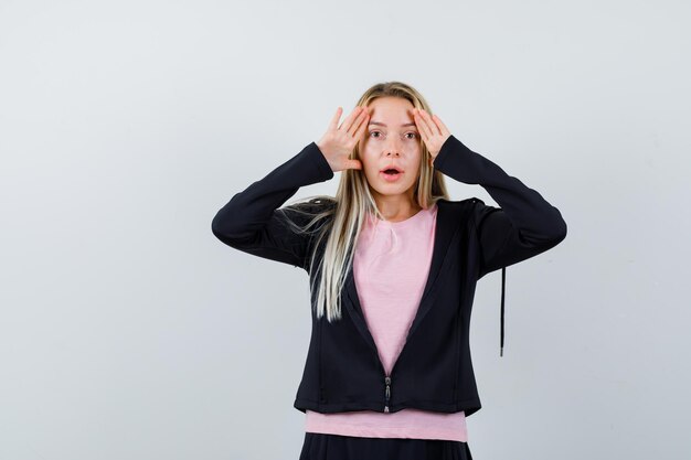 Jeune femme blonde charmante isolée