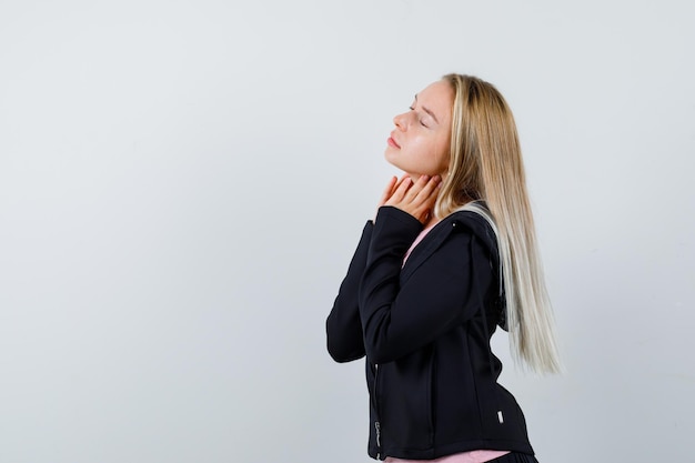 Jeune femme blonde charmante isolée