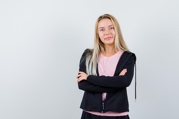 Jeune femme blonde charmante isolée