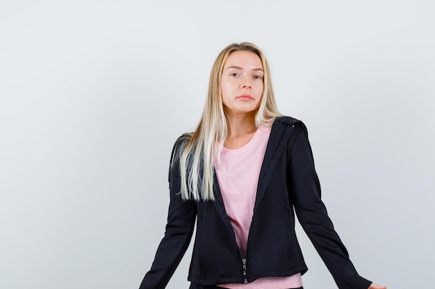 Jeune femme blonde charmante isolée