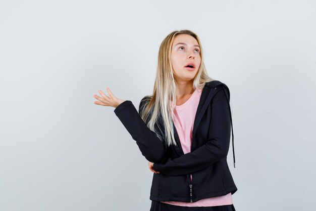 Jeune femme blonde charmante isolée