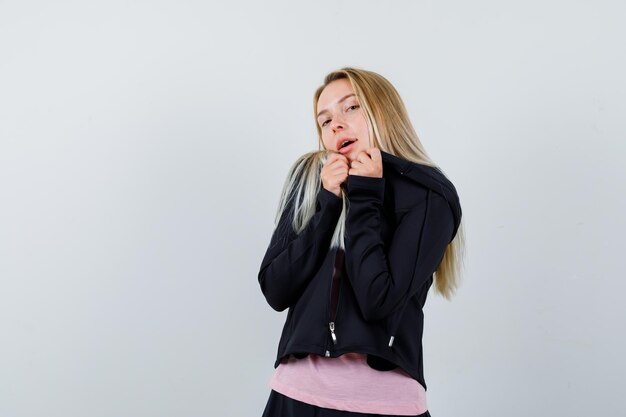 Jeune femme blonde charmante isolée