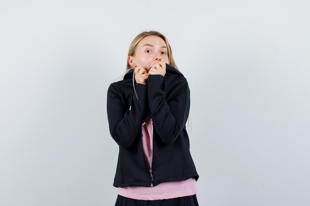 Jeune femme blonde charmante isolée