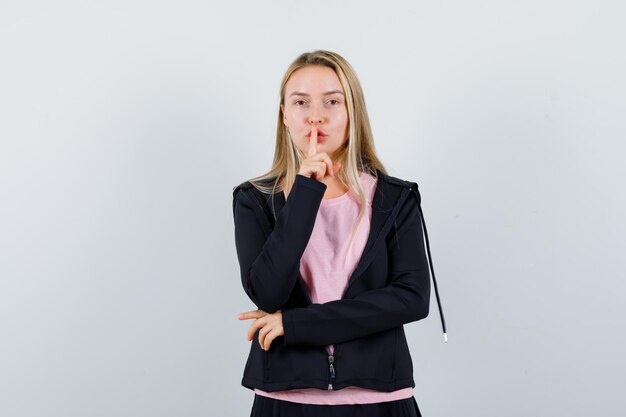 Jeune femme blonde charmante isolée