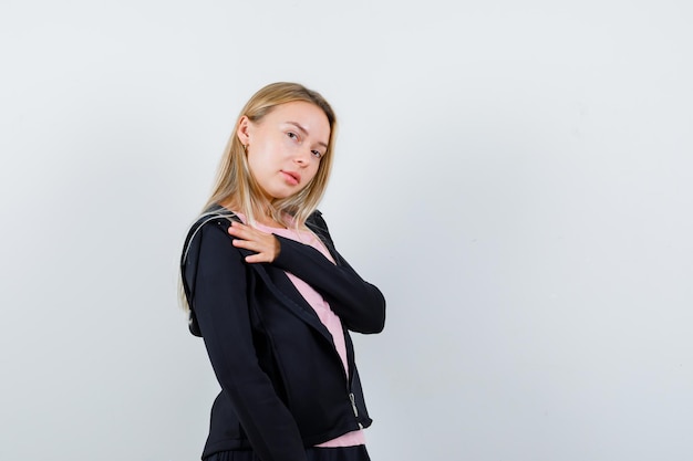 Jeune femme blonde charmante isolée