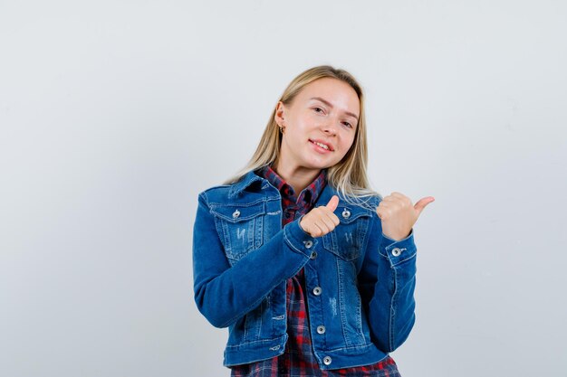 Jeune femme blonde charmante isolée