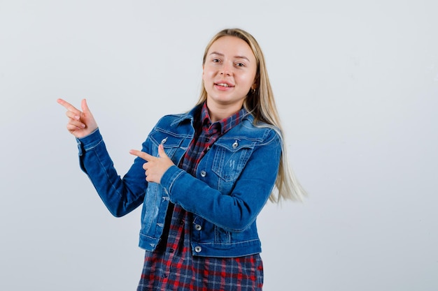 Jeune femme blonde charmante isolée