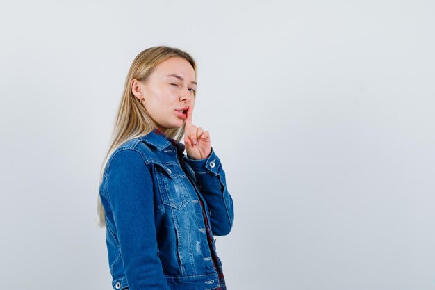 Jeune femme blonde charmante isolée