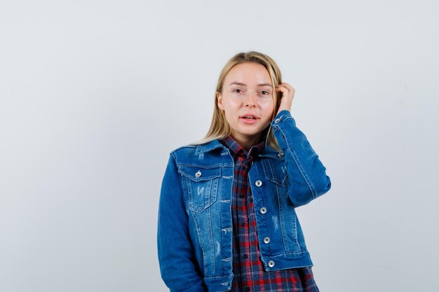 Jeune femme blonde charmante isolée