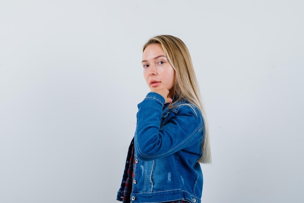 Jeune femme blonde charmante isolée