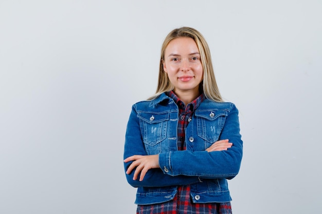 Jeune femme blonde charmante isolée