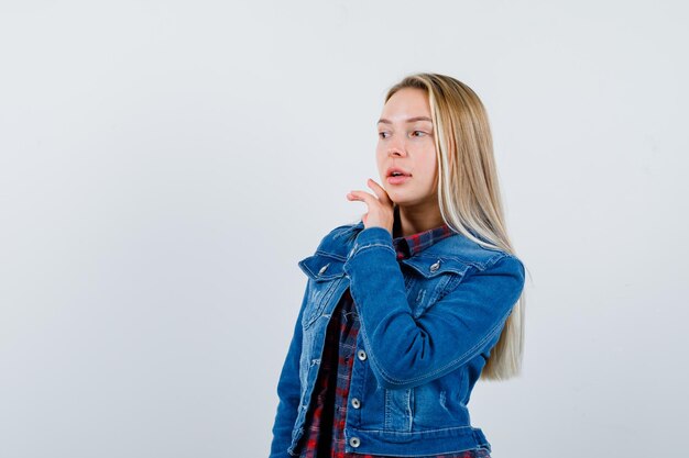 Jeune femme blonde charmante isolée