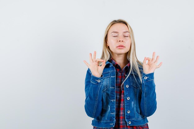 Jeune femme blonde charmante isolée