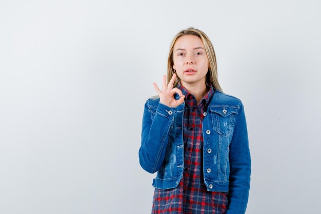 Jeune femme blonde charmante isolée