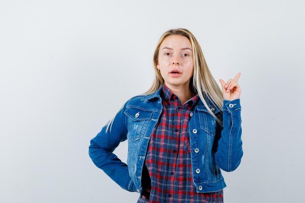 Jeune femme blonde charmante isolée