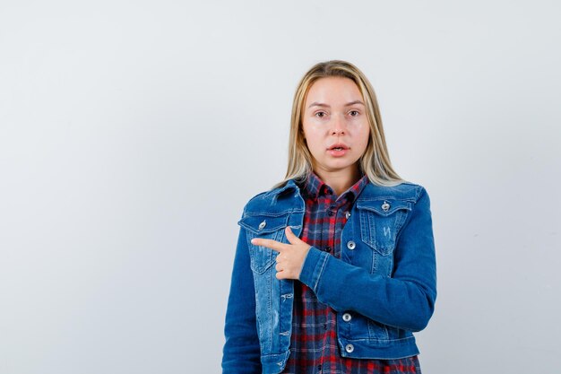 Jeune femme blonde charmante isolée