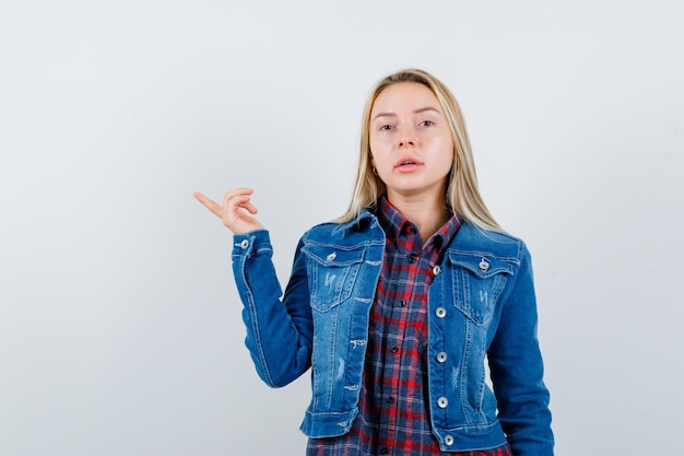 Jeune femme blonde charmante isolée