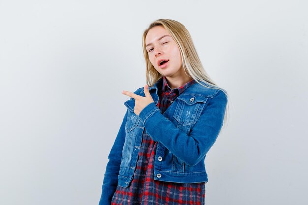 Jeune femme blonde charmante isolée