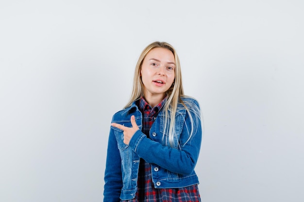 Jeune femme blonde charmante isolée