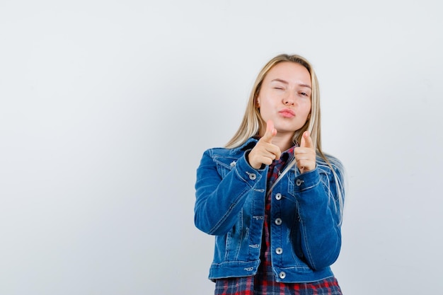 Jeune femme blonde charmante isolée