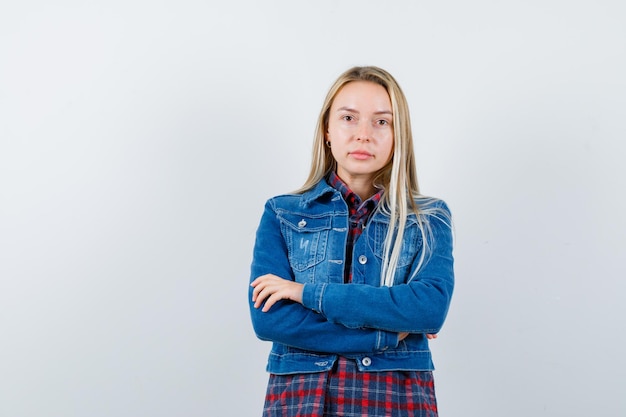 Jeune femme blonde charmante isolée