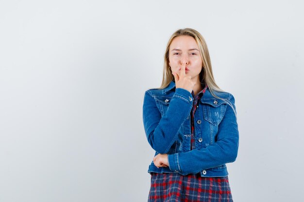 Jeune femme blonde charmante isolée