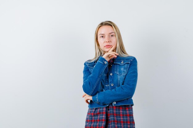 Jeune femme blonde charmante isolée