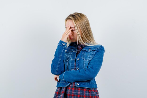 Jeune femme blonde charmante isolée