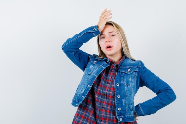 Jeune Femme Blonde Charmante Isolée