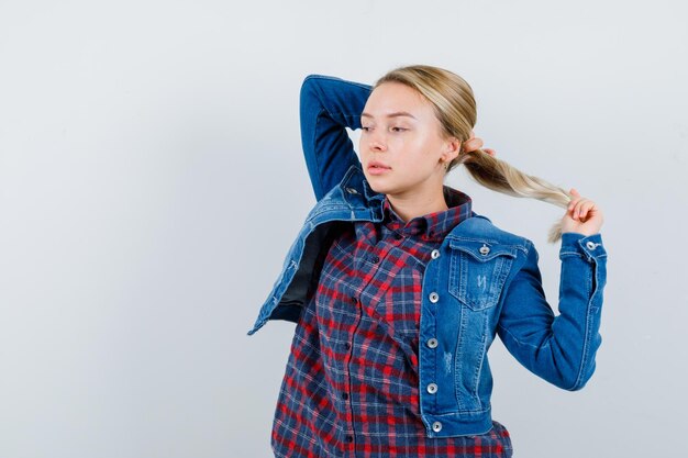 Jeune femme blonde charmante isolée