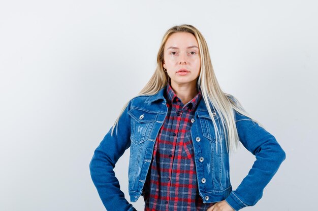 Jeune femme blonde charmante isolée