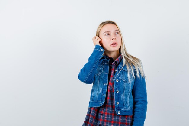 Jeune femme blonde charmante isolée