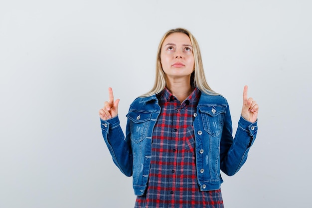 Photo gratuite jeune femme blonde charmante isolée