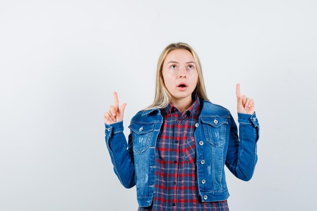 Jeune femme blonde charmante isolée